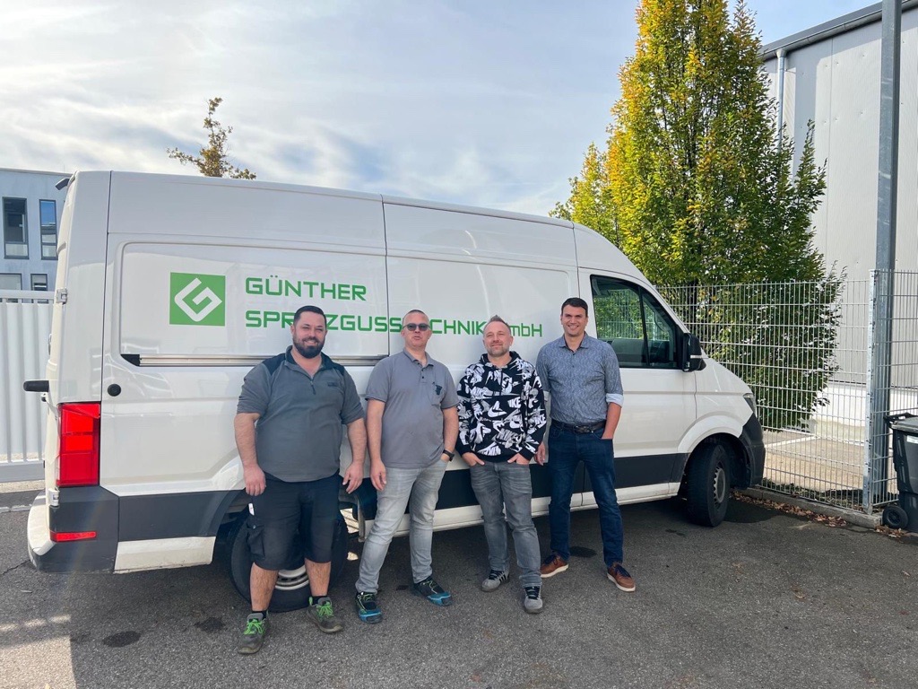 Das Team der Günther Spritzgusstechnik GmbH vor dem Firmenfahrzeug